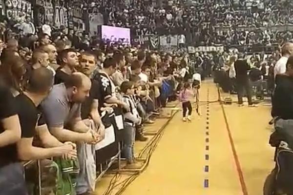 SAMO SU U NJU GLEDALI: Ova devojčica je osvojila srca svih Grobara u Pioniru! (VIDEO)