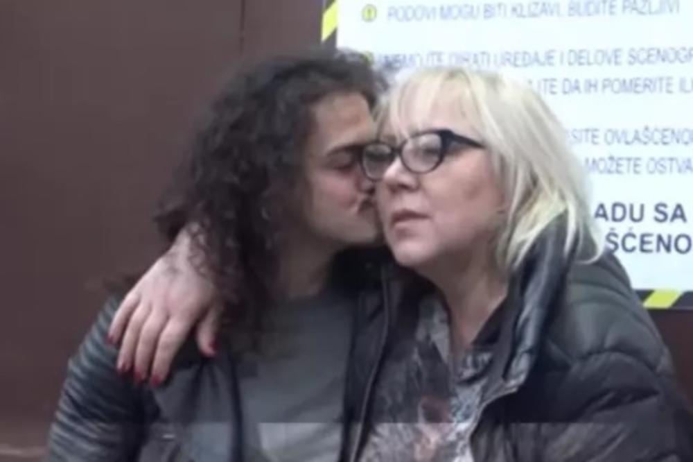 TO BRE ZOKOOO! Pevačica uhvaćena sa MLADOM atraktivnom Pinkovom zvezdom kako razmenjuje nežnosti