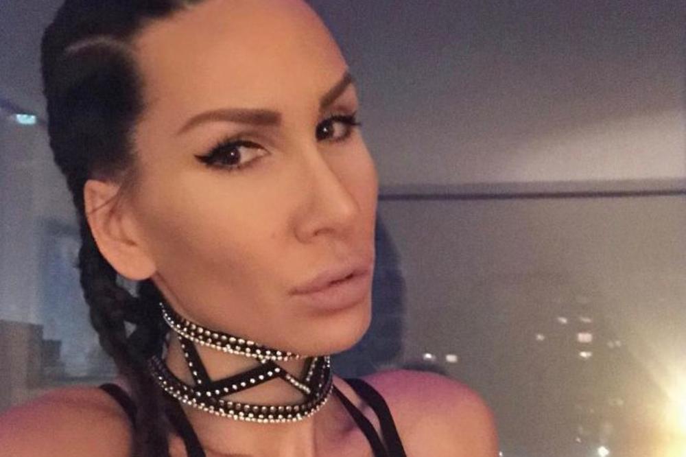 KIKS USRED TRENINGA: Nikolija obukla kratak top, krenula da trenira, ali nije primetila da su joj ISPALE ...! (FOTO)