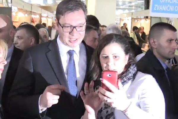 HIT NA SAJMU: Sva srećna prišla da napravi selfi s VUČIĆEM, a onda se USPANIČILA! (FOTO)