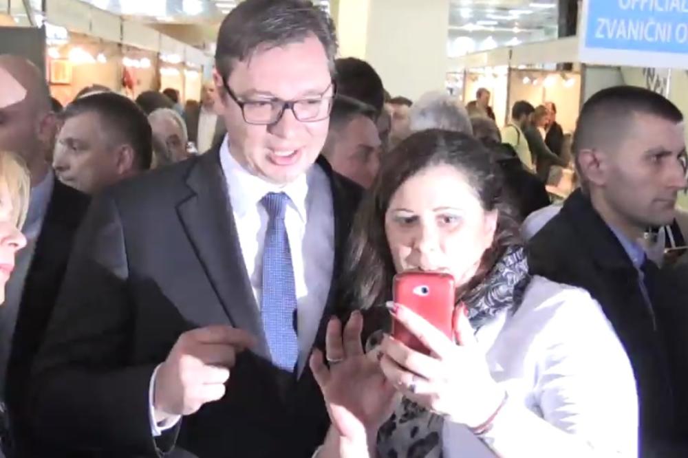 HIT NA SAJMU: Sva srećna prišla da napravi selfi s VUČIĆEM, a onda se USPANIČILA! (FOTO)