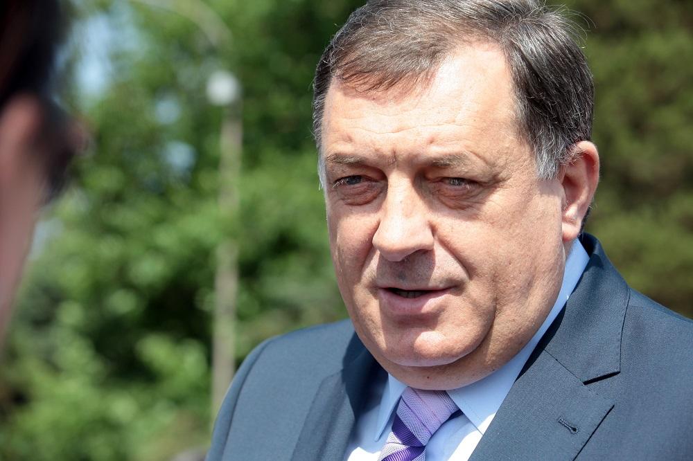 VRATI NAM SE ŽIV I ZDRAV: U nekoliko gradova u Republici Srpskoj osvanuli TRANSPARENTI I PORUKE Miloradu Dodiku!