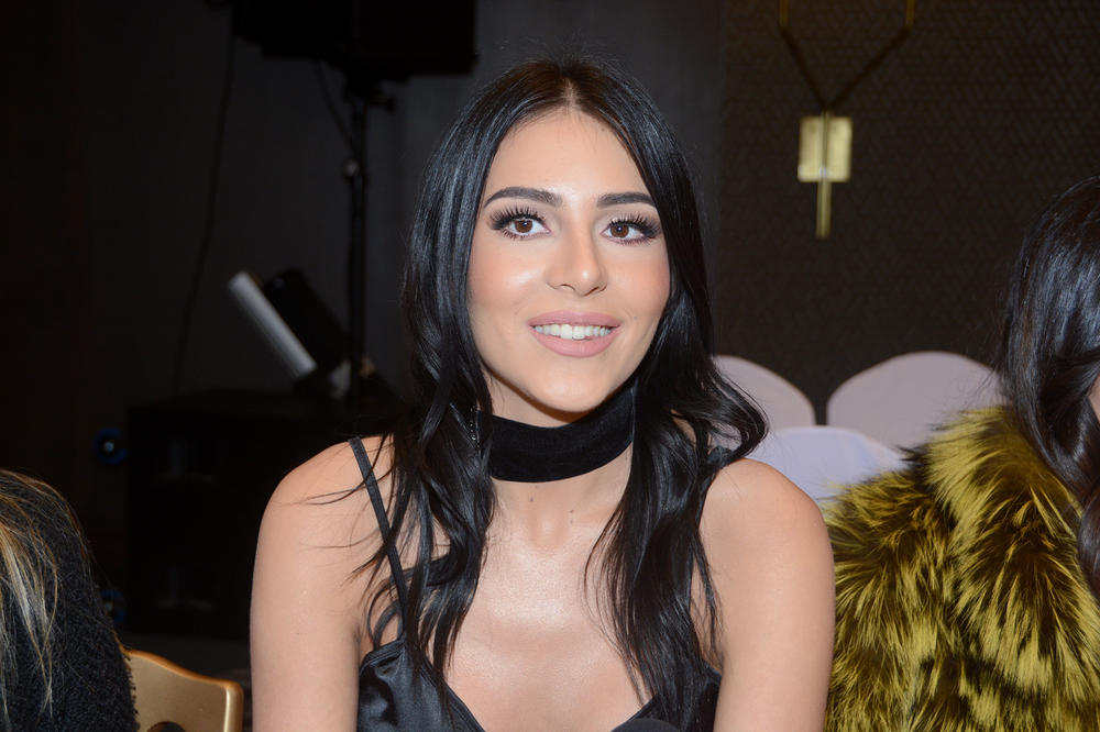 INSTAGRAM PAO ZBOG NJENOG SELFIJA IZ WC! Anastasija iznenadila provokativnim dekolteom! (FOTO)