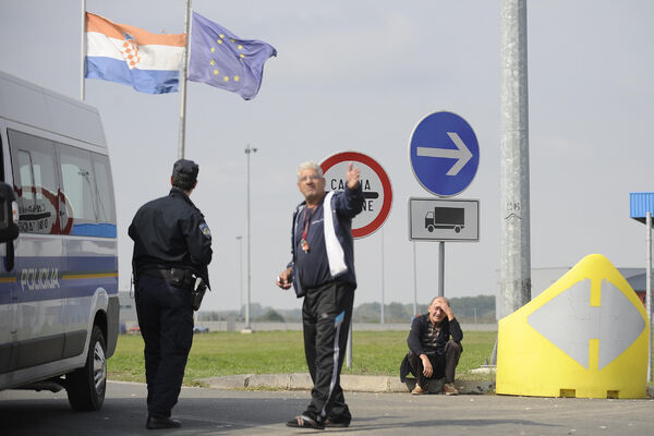 DOLČE I GABANA U GAJBICAMA: U kamionu sa kivijem i kruškama švercovao garderobu vrednu 23.000 evra!