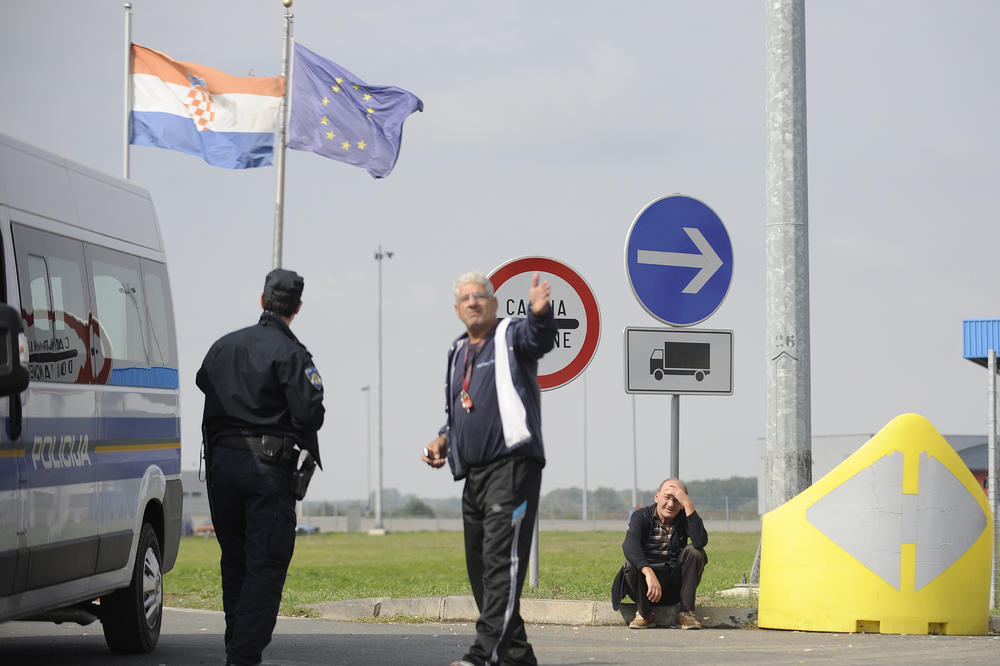 DOLČE I GABANA U GAJBICAMA: U kamionu sa kivijem i kruškama švercovao garderobu vrednu 23.000 evra!