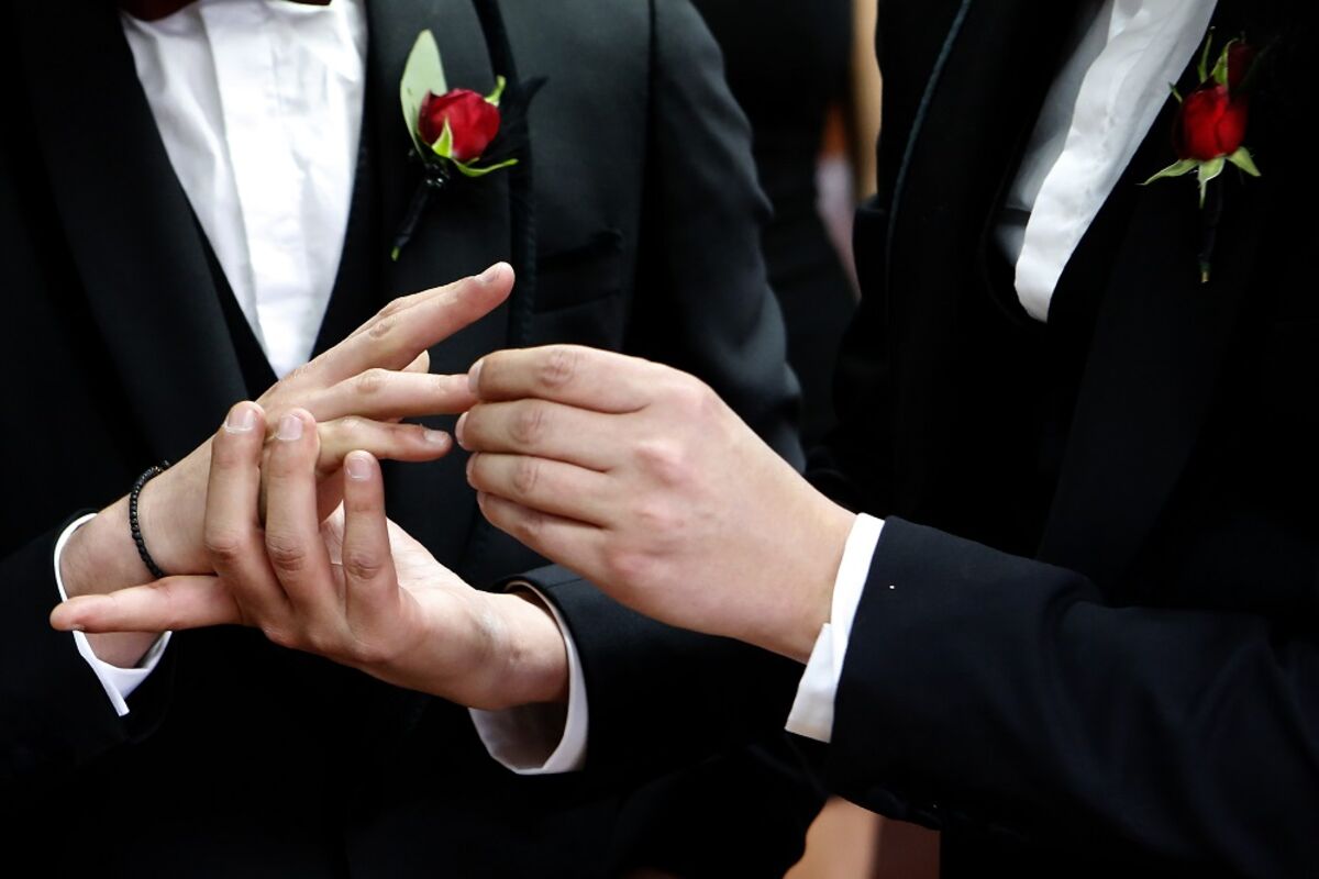 На какой руке носят армяне обручальное кольцо. Обручальные кольца на руках. Мужские кольца на руке. Мужские обручальные кольца на руке. Свадебная фотосессия кольца.