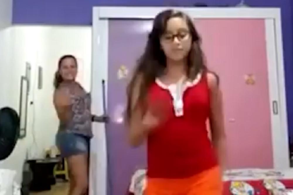 VIDELA JE ĆERKU KAKO IGRA ISPRED KAMERE: A onda je celom internetu objasnila neke stvari! (VIDEO)