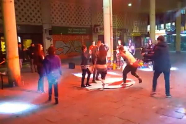 LUDILO NA DRUŠTVENIM MREŽAMA: Pogledate šta je snašlo prolaznike u centru grada! (VIDEO)
