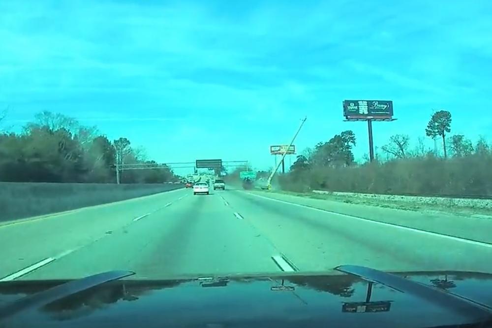 Zveknuo u banderu i PRESEKAO JE KAO BRIJAČEM! I to NIJE SVE ŠTO SE DESILO! (VIDEO)