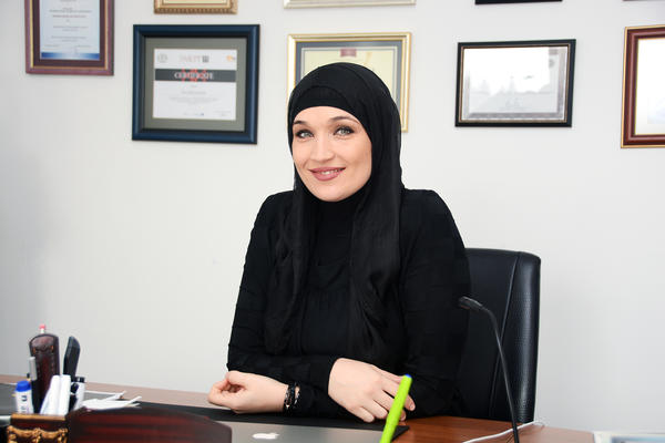 ZAŠTO DRUGA ŽENA POKOJNOG MUAMERA SEBE POREDI SA HUREM: Evo šta radi i gde živi nakon njegove smrti (FOTO)