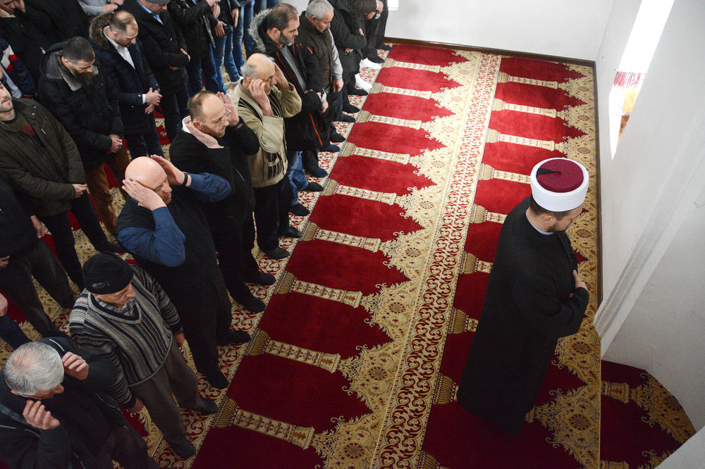 EVO KAKO SE KLANJA BAJRAM NAMAZ! Vernici islamske veroispovesti širom sveta danas slave VELIKI PRAZNIK