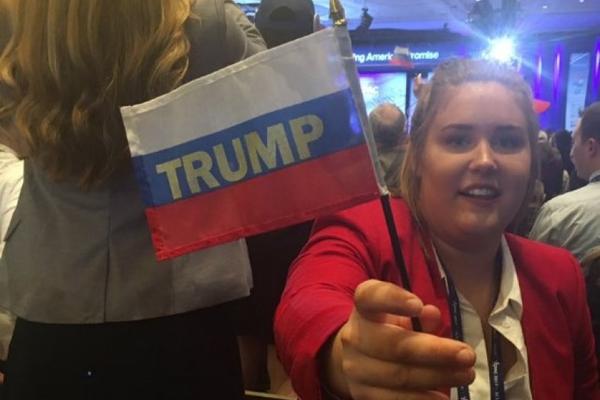 ISTORIJSKI TRENUTAK: Ameri RUSKIM ZASTAVICAMA dočekali Trampa! (FOTO)