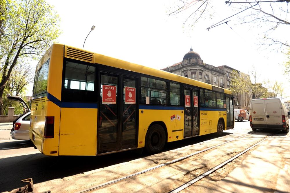 VOZAČ gradskog prevoza izbacio ROMKINJU S BEBOM iz autobusa!