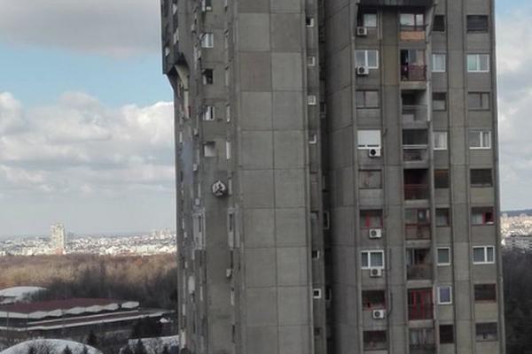 NASTRADALA ŽENA: Požar u soliteru na Banjici! (FOTO)