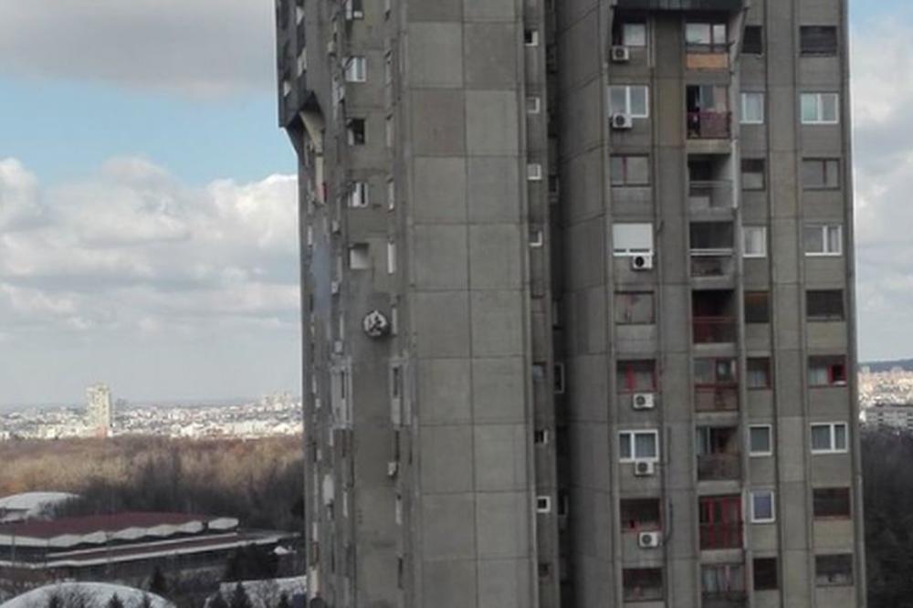 NASTRADALA ŽENA: Požar u soliteru na Banjici! (FOTO)