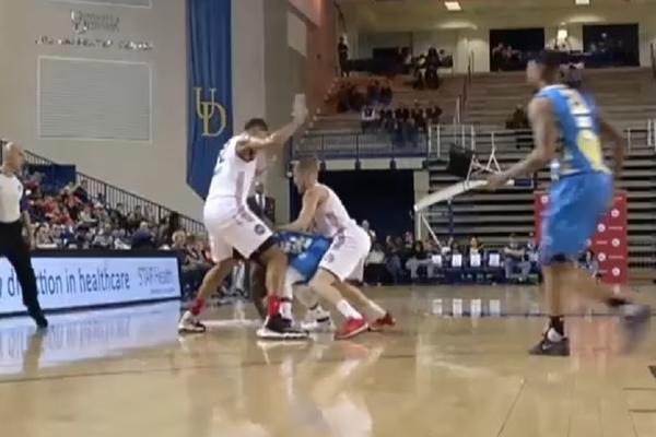 ZAUSTAVITE INTERNET, IMAMO POBEDNIKA! Košarkaški potez milenijuma, majstor je prošao rivalu kroz noge! (VIDEO)