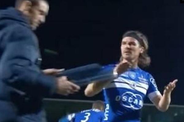 SNIMAK KOJI JE OBIŠAO SVET! Svi se smeju najglupljem crvenom kartonu u istoriji fudbala! (VIDEO)