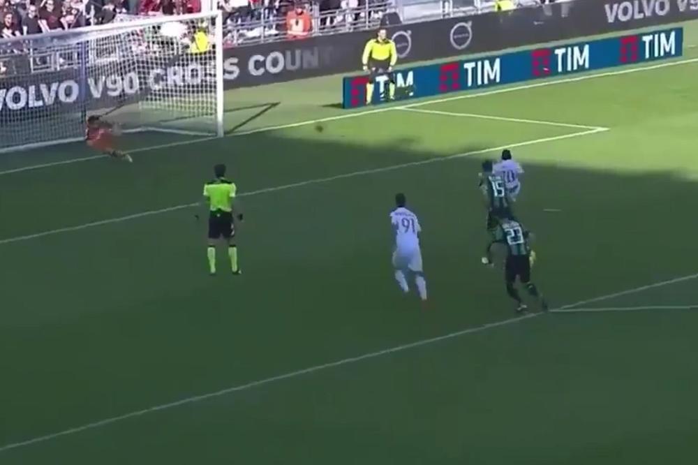 Nije li ovo protiv pravila? Milan slavio iz nepravilno izvedenog penala! Baka dvaput dirao loptu!? (VIDEO)