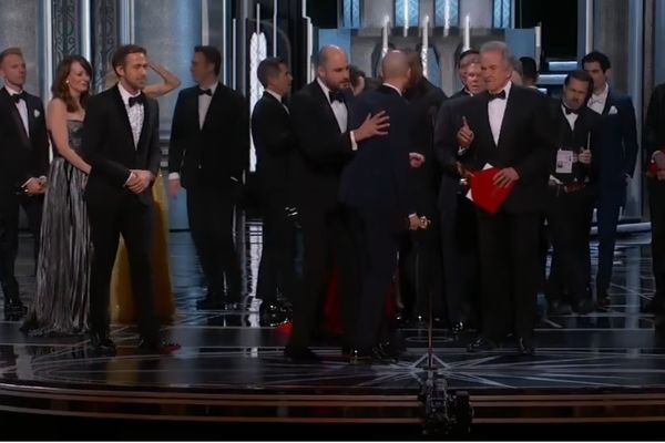 Gledao RIBE i TVITOVAO, pa pobrkao koverte! Evo kako je izbio SKANDAL na dodeli Oskara