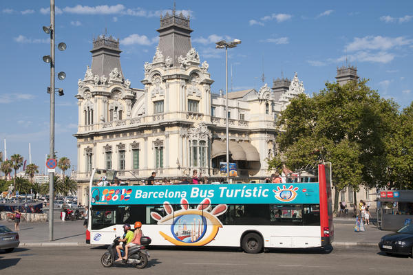 Ako nekad putujete u Barselonu, obavezno, ali OBAVEZNO morate naći ovu ženu turističkog vodiča! PLAKAĆETE OD SMEHA! (VIDEO)