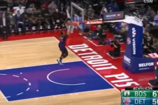 Dečko, posle ovakvog blama, nemoj više nikada da probaš da zakucaš loptu! (VIDEO)