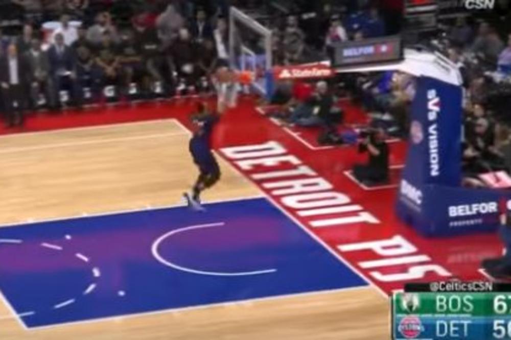 Dečko, posle ovakvog blama, nemoj više nikada da probaš da zakucaš loptu! (VIDEO)