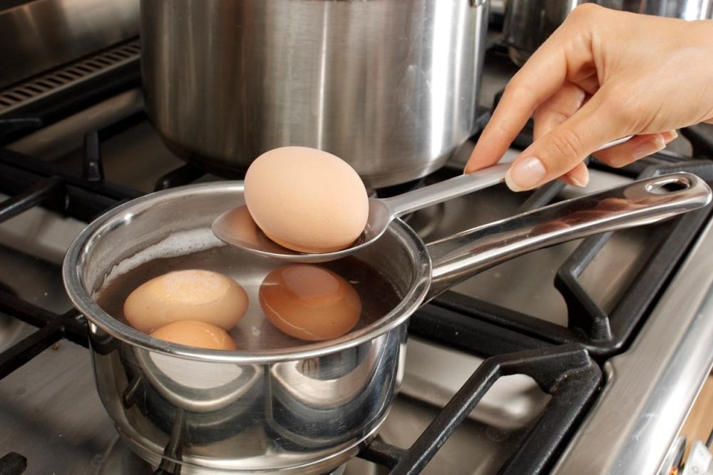 Zašto treba da dodate SODU BIKARBONU kada kuvate jaja? Razlog je genijalan! (FOTO) (GIF)