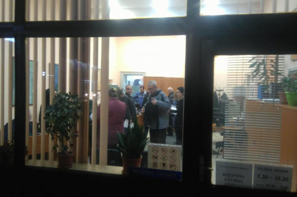 ŠTA TO RADE NAPREDNJACI USRED NOĆI? Scena iz Zaječara zaprepastila prolaznike! (VIDEO)