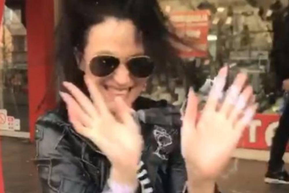 NAPAD U CENTRU GRADA! Fanovi nasrnuli na pevačicu usred Bulevara! (VIDEO)