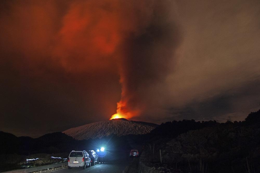Erupcija najvećeg vulkana u Evropi paralisala Siciliju, otkazani letovi: Ulice Katanije prekrivene pepelom! (VIDEO)