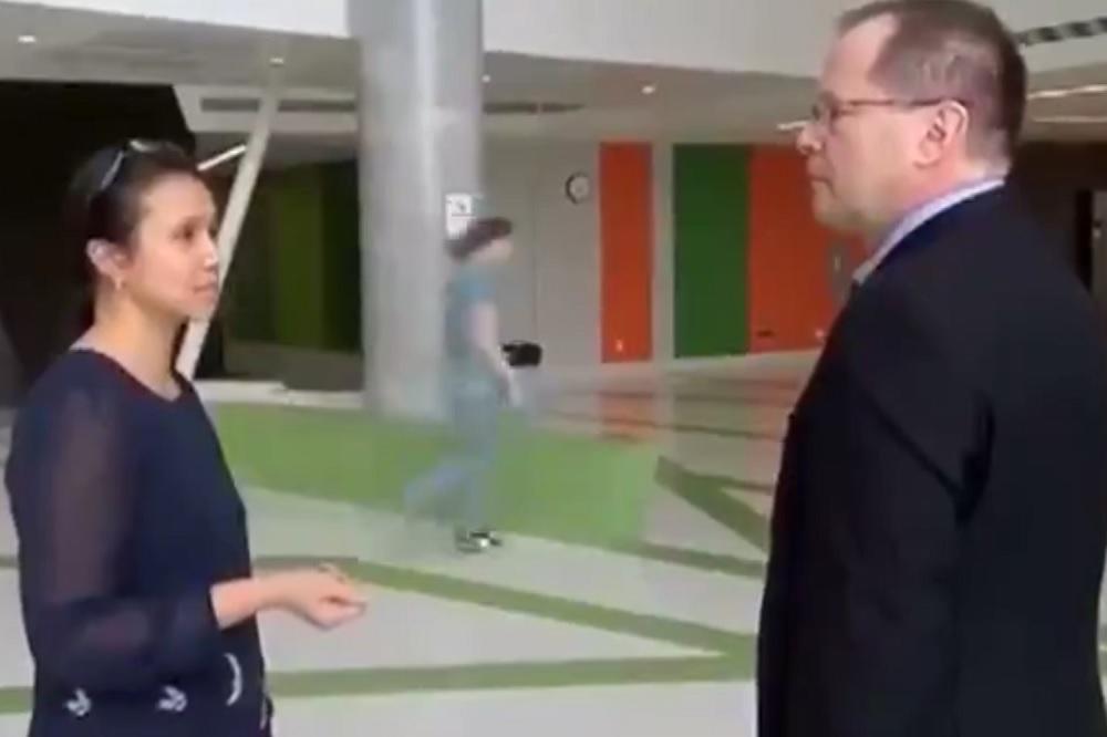 Kamera je snimala intervju, a iza sagovornika TIP PAO KAO KLADA! (VIDEO)