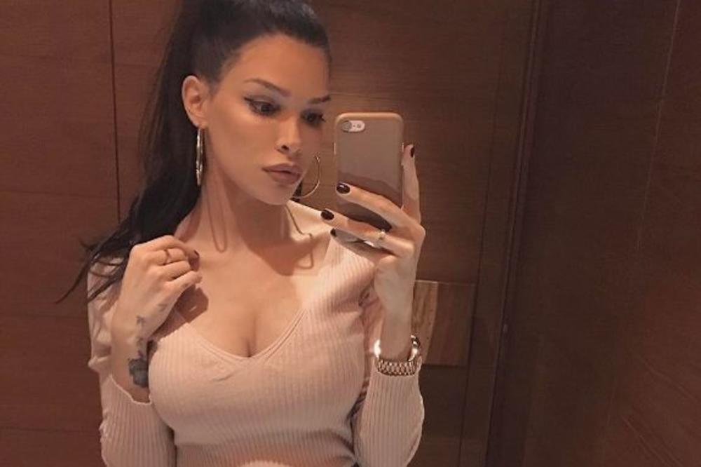 SVI SMO ŽIVELI U ZABLUDI DA ONA SAVRŠENO IZGLEDA! Manekenka pokazala svoje pravo lice! (FOTO)