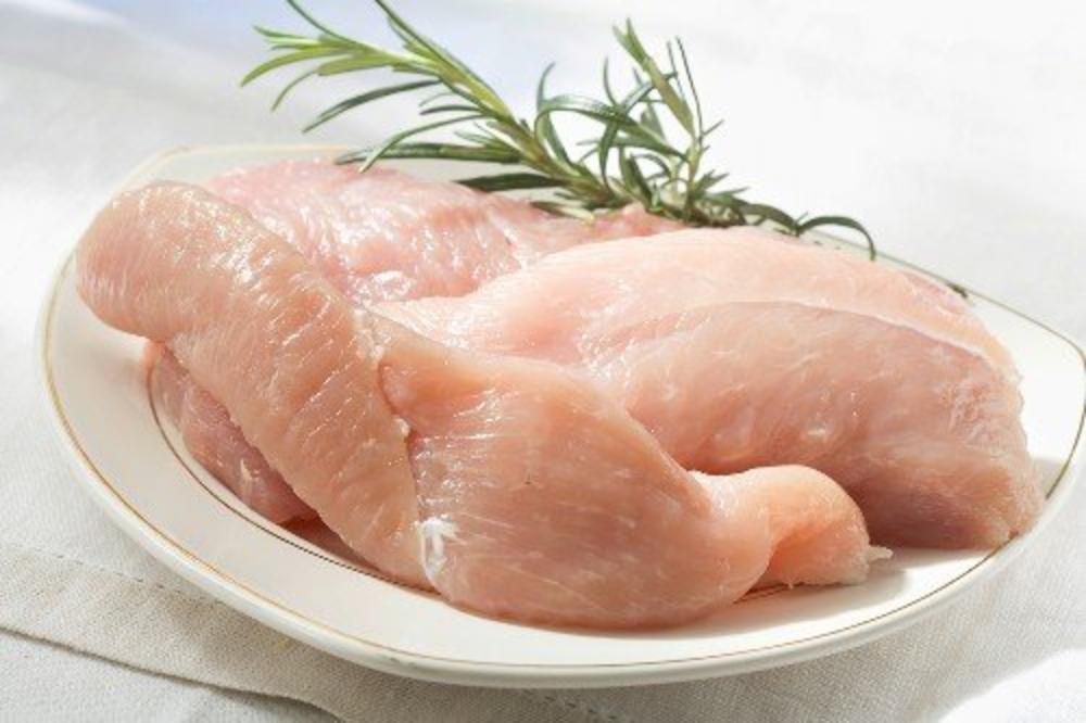 KAKO DA NAJBRŽE ODMRZNETE PILETINU? Svi je stavljaju u VODU, a to može dovesti do TROVANJE- evo šta tačno da radite