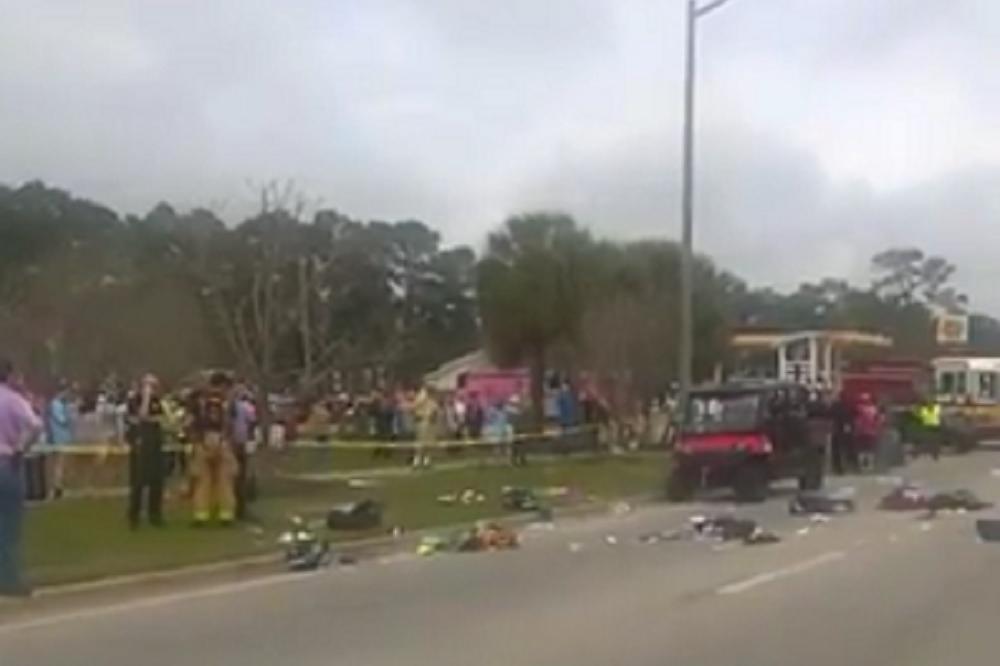 KOMBIJEM ULETEO u paradu i pokosio ljude: 11 povređenih, 3 osobe se bore za život! (VIDEO)