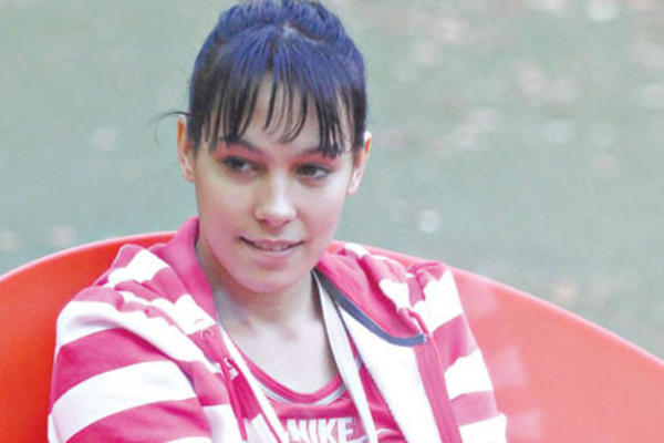 BILA JE SRPSKA TINEJDŽ ZVEZDA! Imala je SVE, a onda je DVAPUT pokušala da se ubije, a danas izgleda ovako! (FOTO)