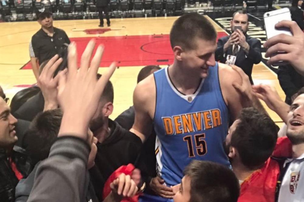 Pogledajte ovo, kao kod kuće: Jokić je zbog Srba bio potpuno van sebe i otkrio reakciju na klupi kad je hteo da napravi faul! (VIDEO)