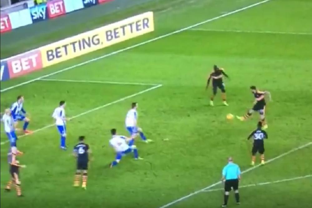 DA LI JE OVO REALNO?! Gledamo fudbal od kada smo se rodili, ali ovakav gol BAŠ NIKADA nismo videli! (VIDEO)