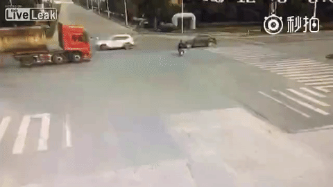 PREŽIVEO UDAR KAMIONA, ali mu je onda SREĆA OKRENULA LEĐA! (UZNEMIRUJUĆI VIDEO)