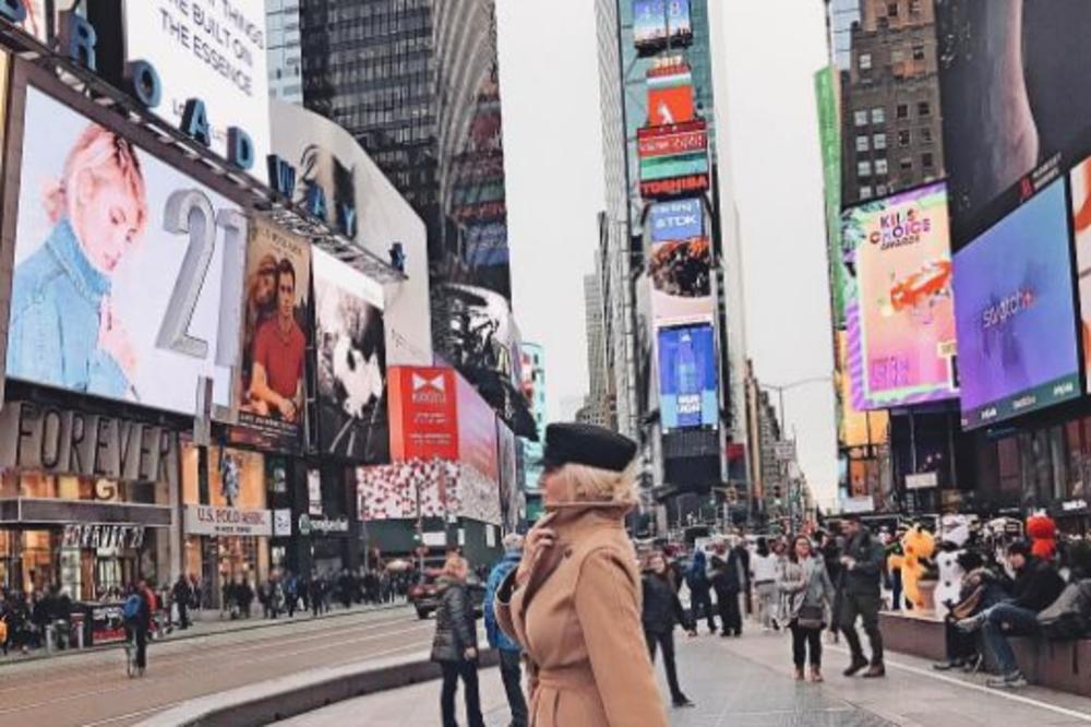 JK PRETI DA POKORI AMERIKU: Kada ona šeta ulicama Njujorka niko joj nije ravan, a na njoj sve pršti od stila! (FOTO)