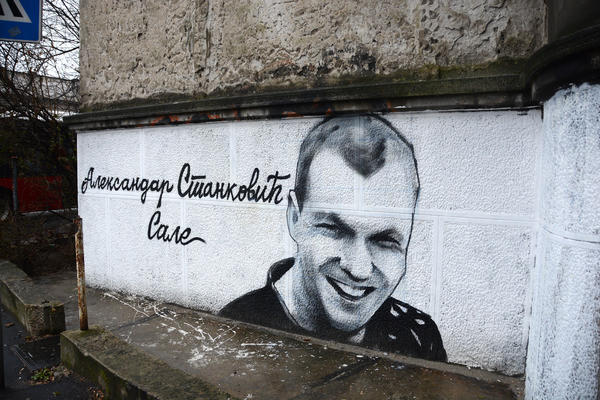 ZASLUŽIO JE ALEJU VELIKANA, BRE! Beograđani ogorčeni zbog spomen-ploče KRIMINALCU Saletu Mutavom! (ANKETA)