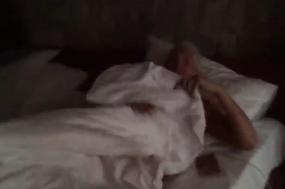 JK objavila SNIMAK IZ HOTELSKE SOBE: Tek se probudila i nije primetila da su joj na 0:56 SEVNULE GRUDI! (VIDEO)