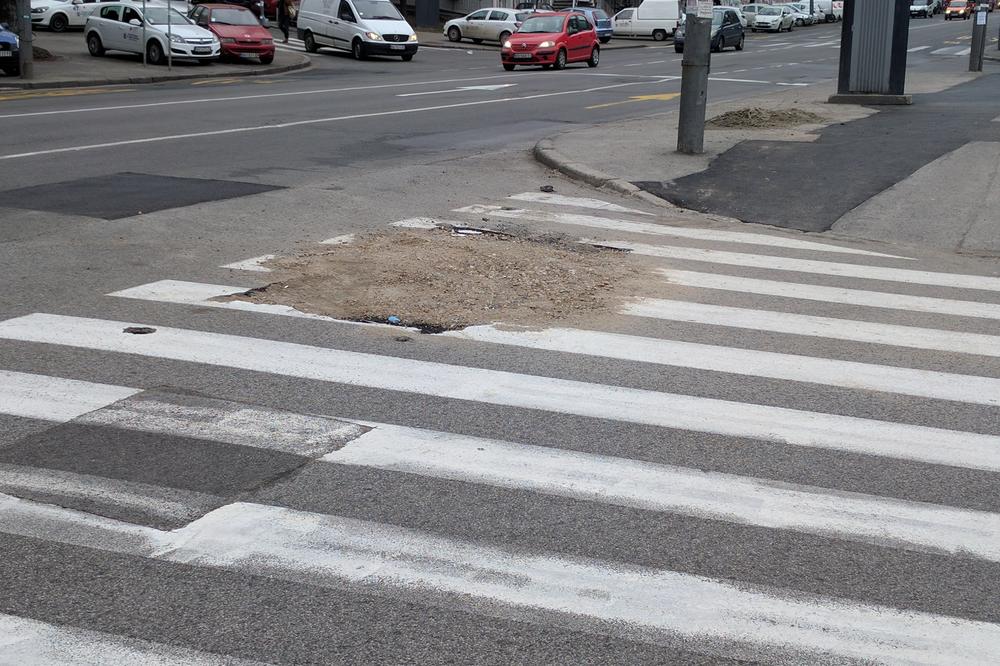 KOPAJU PA ZATRPAVAJU: Krater na Gundulićevom vencu nikako da bude saniran (FOTO)