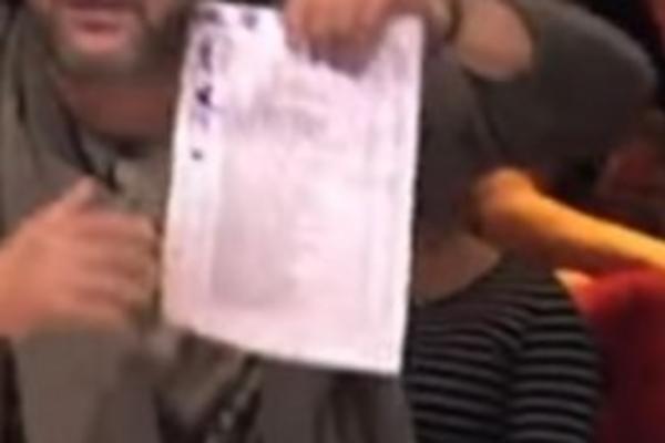 OTKRIVENO! Šta to Karleuša stalno piše po papiru dok takmičari PEVAJU: Seljačko pevanje, ko je kakav... (VIDEO)