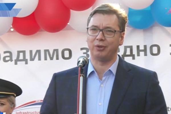 VUČIĆ U VRANJU PORUČIO: Mi gradimo pruge, opozicija nek mitinguje!