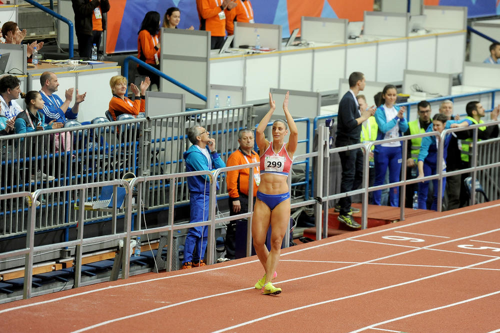 KAO RIS! Ivana Španović ZAPENILA od besa i psovala Engleze u Londonu! (FOTO)