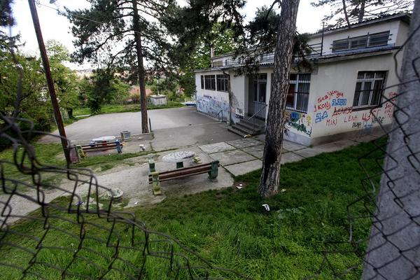 POČELO SUĐENJE HRVATU (17) KOJI JE ZADAVIO SVOJU PRIJATELJICU U ŠKOLSKOM DVORIŠTU: Ubio je zbog 200 evra!