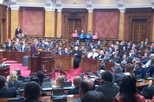 MOGERINI GOVORILA, radikali pravili haos, lupali rukama o klupe i pevali: "SRBIJA, RUSIJA, NIKAD UNIJA" (VIDEO)