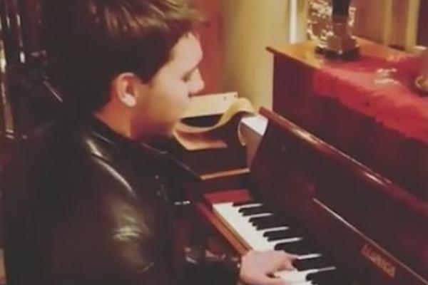 POVUKAO NA MAMU: Brenin sin kida kako peva, niko nije verovao da ovako ZVUČI! (VIDEO)