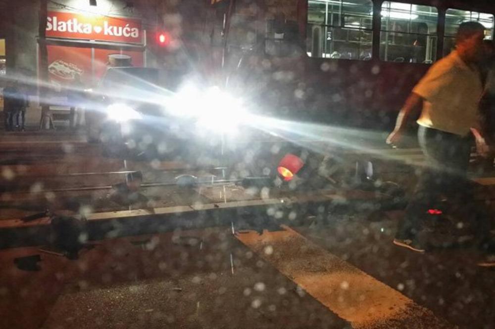 AUTO SE ZAKUCAO U SEMAFOR, A U NJEGA TRAMVAJ: Stravičan udes u Beogradu!