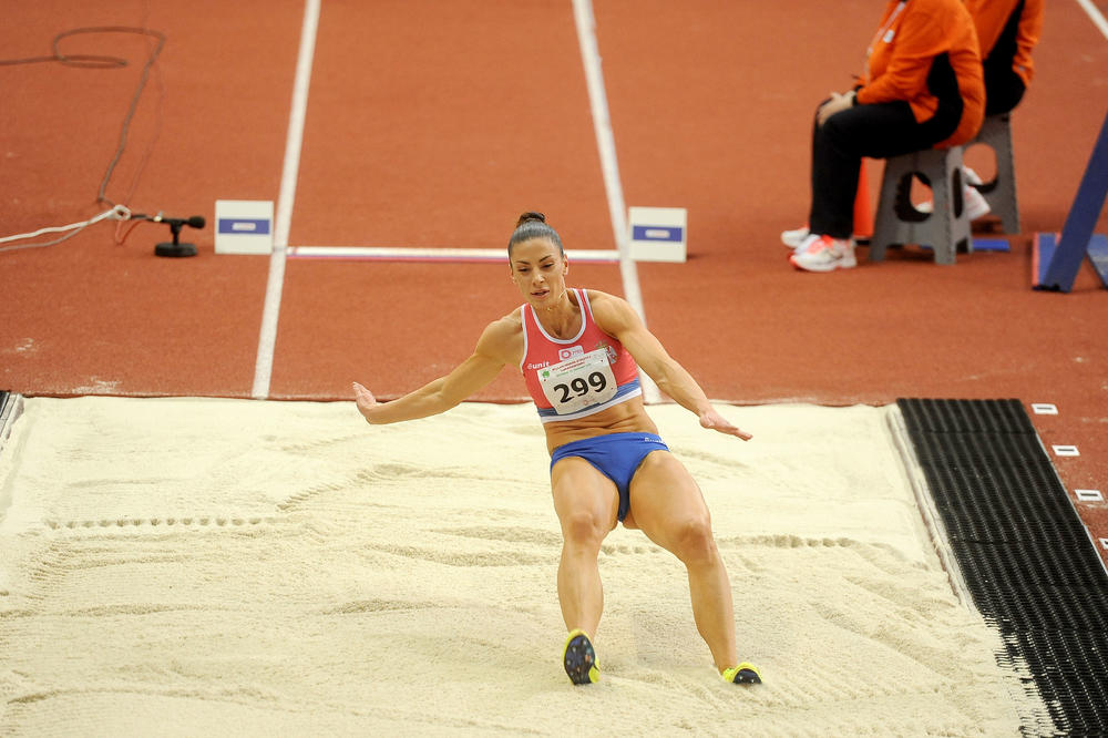 A JOJ, KOLIKO JE SPREMNA IVANA: U prvom skoku preletela 7 metara i overila finale!